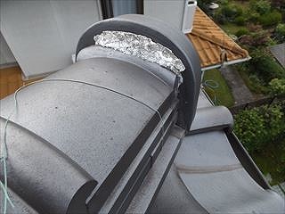 鬼瓦の周囲の漆喰がはがれている